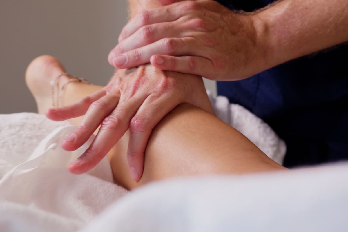 Movimento leggero delle mani sulla gamba durante un massaggio linfodrenante